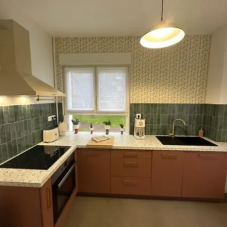 Rez-de-chaussee De Chaussee Entre Et アパート